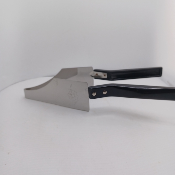 Other - Vintage cake slicer.
